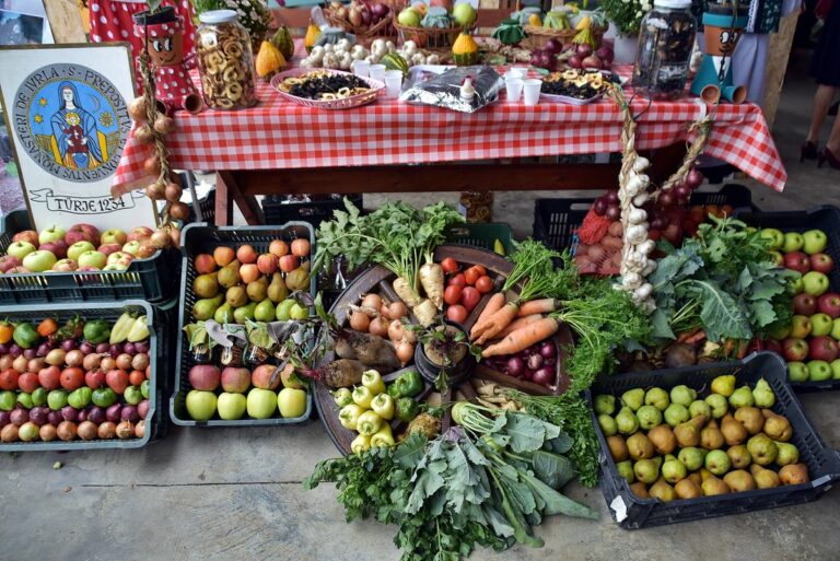 A kormányhivatal 2021 óta szervez „Értéket teremtünk” címmel Közfoglalkoztatási Kiállítást és Vásárt azért, hogy a közfoglalkoztatási mintaprogramban részt vevő települések lehetőséget kapjanak elért eredményeik, így az általuk előállított termékek, termények, élelmiszerek bemutatására. Forrás: Zala Vármegyei Kormányhivatal