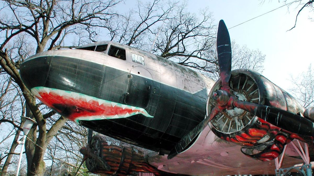 A 44 évet Szegeden szolgált Li-2 repülőgép, amely tűzben hamvadt el, megpecsételte a Szegedi Vidámpark végét. Fotó: Délmagyar