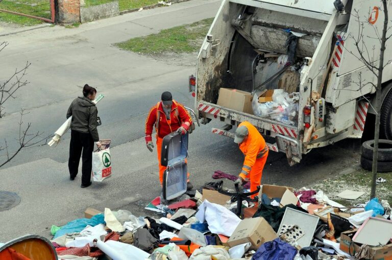 Még eltitkolni sem lehetne, hogy az adott településen mikor van lomtalanítás. Ugyanis a házak előtti terület tele van megunt holmival Fotó: Balaton József/MTI
