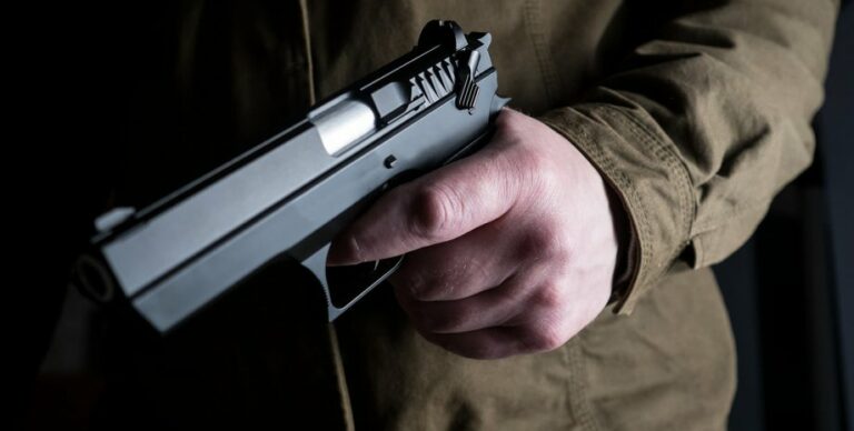 Egyelőre nem világos, hogy civilek, vagy a toborzóiroda munkatársai sérültek meg a lövöldözésben.