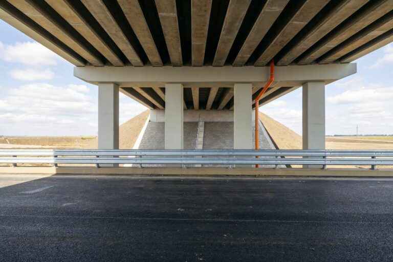 Remekül halad az M4-es építése: a hidak, felüljárók is majdnem teljesen elkészültek Forrás: Magyar Építők