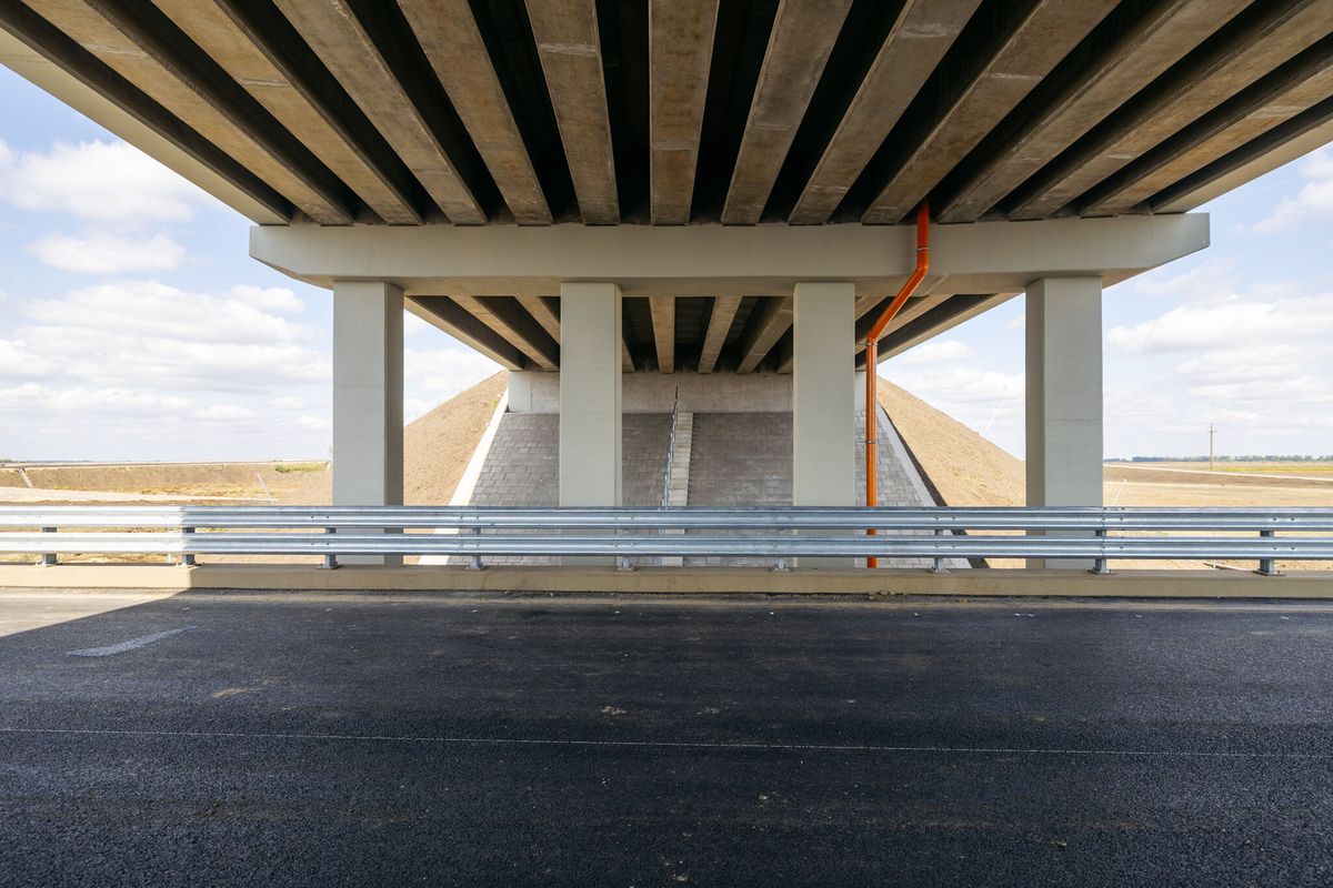 Remekül halad az M4-es építése: a hidak, felüljárók is majdnem teljesen elkészültek Forrás: Magyar Építők