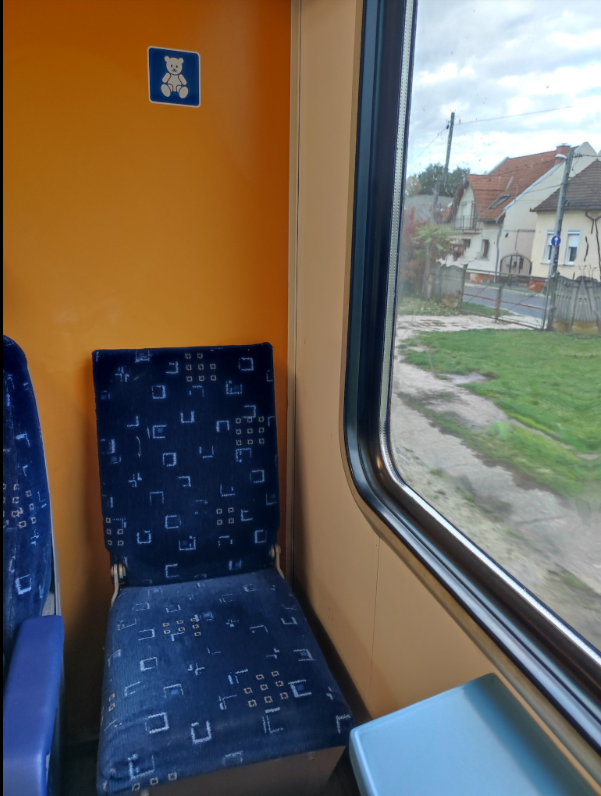 Mit jelenthet a játékmaci jel? Forrás: Vonaton láttam Facebook bejegyzése