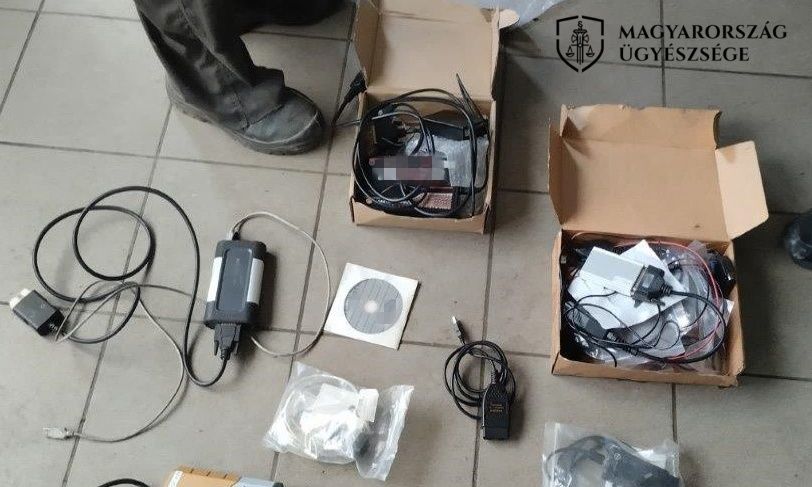 Hamis eszközöket foglaltak le a nyomozóhatóság emberei a marcali autószerelőnél Fotó: Magyarország Ügyészsége