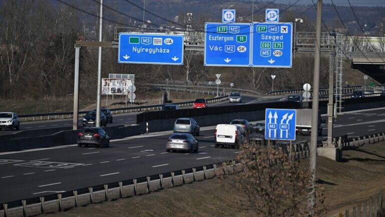 Jövőre ismét változik az autópálya-matrica ára, de nem mindenhol egyformán Fotó: Illusztráció: Kisbenedek Attila/AFP