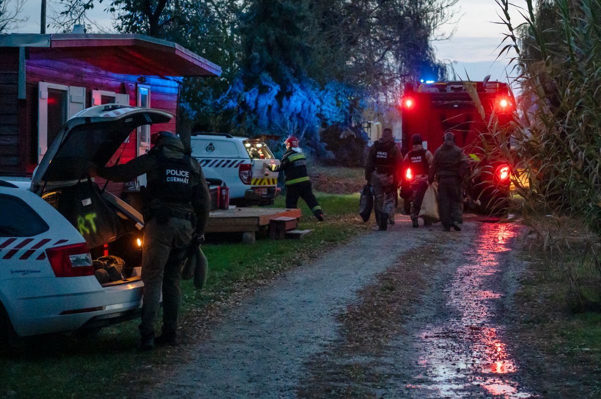 Mesterlövészeket riasztottak a tűzeset helyszínére, négy palackot kellett kilőni Fotó: Fürjes Béla / Forrás: Nool.hu