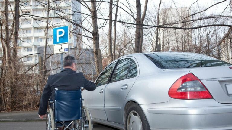 A rokkant kártya igénylésénél a legfontosabb a szakhatósági engedély, ha az megvan, és pozitív az elbírálás, akkor a kártya kiállítása már rutin munka Forrás: Shutterstock / Illusztráció