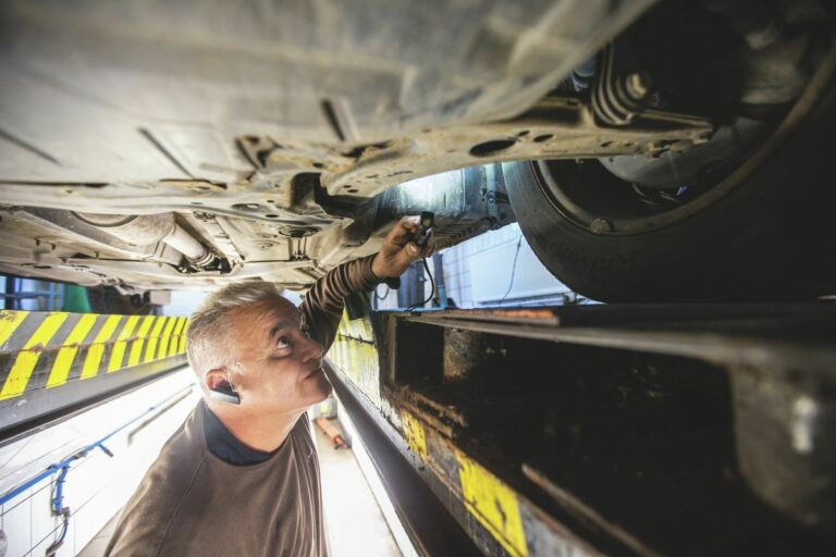 Nagyon megszigorodhat a műszaki vizsga, ha bevezetik a PN-mérést, és sokkal többe is kerül az autó tulajdonosának Fotó: Bencsik Ádám/VG