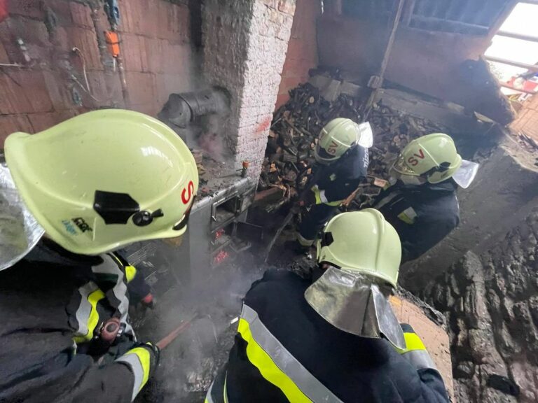 A nedves fa nagyon komoly gondokat okozhat. Egy hónap alatt annyit árt a kéménynek, mint a száraz fa egy teljes szezon alatt. Forrás: Katasztrófavédelem