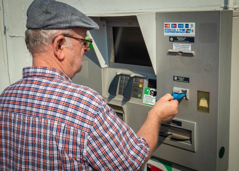 A jövő év januárjától könnyebb lesz a nyugdíjasok élete. A változások: ingyenes készpénzfelvétel és új banki kedvezmények, nagy segítséget jelentenek majd. Forrás: MW/illusztráció