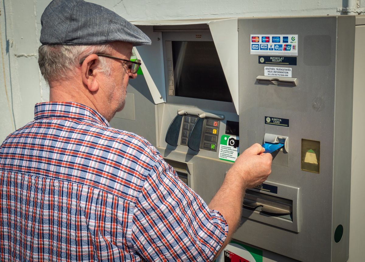 A jövő év januárjától könnyebb lesz a nyugdíjasok élete. A változások: ingyenes készpénzfelvétel és új banki kedvezmények, nagy segítséget jelentenek majd. Forrás: MW/illusztráció