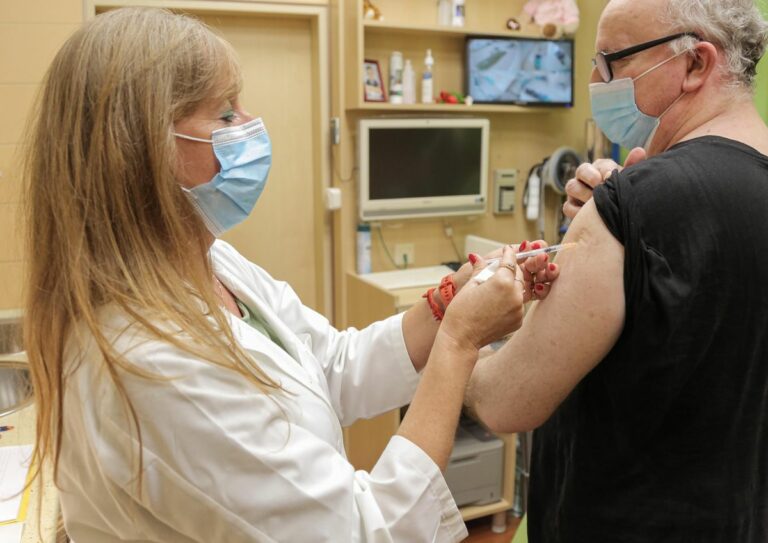 Elindult a influenza elleni védőoltás szezonja Tolna vármegyében is. Érdemes felkeresni a háziorvosunkat, és érdeklődni a részletekről Fotó: MW