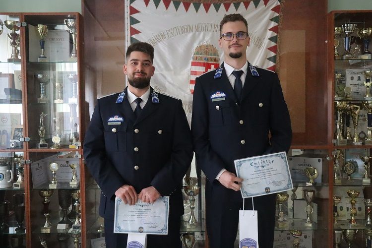 Öngyilkossági kísérlet Tatabányán, a mentésért Novák Ádám és Bodó Benedek elismerést kapott Forrás: Komárom-Esztergom vármegyei rendőrség / facebook