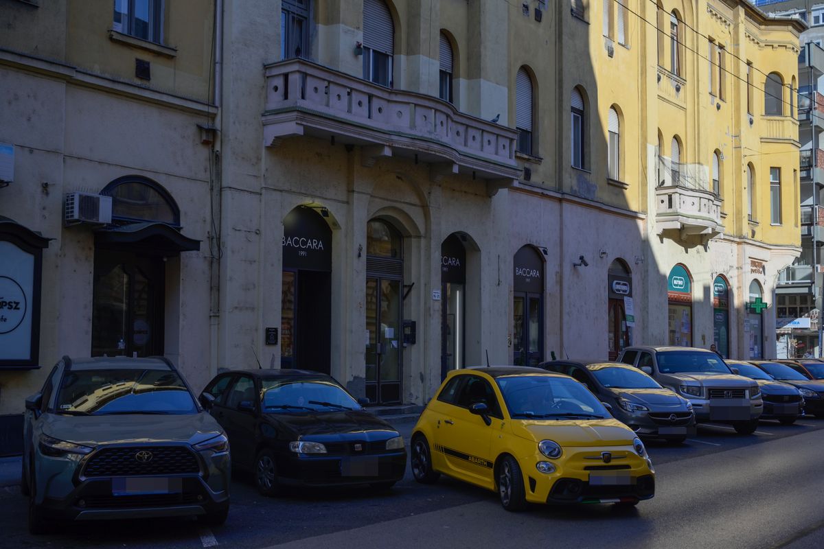 A Feketesas utcában 2017 ősze óta működik a tolatva parkolás, amit ma már a legtöbb autós megszokott Szegeden. Fotó: Török János