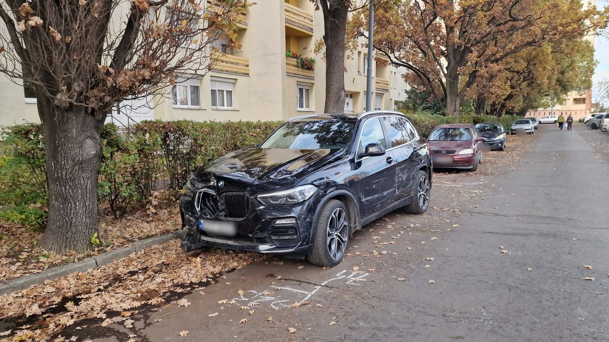 Nem volt vezetői engedélye a fiatal lánynak, aki több autót is összetört hajnalban Szombathelyen Forrás: 112Press