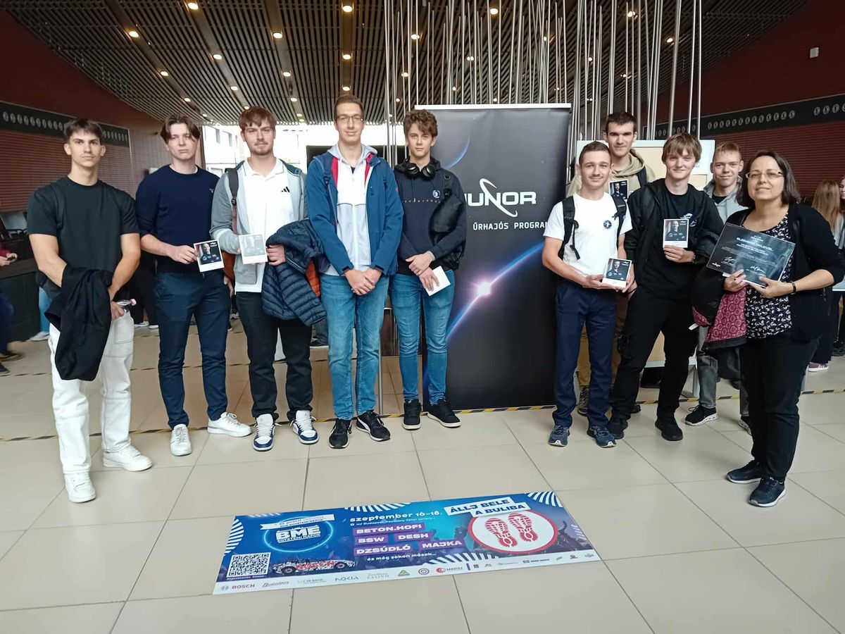 Kapu Tibor tartott rendhagyó fizikaórát a BME-n, amelyen a pásztói Mikszáth Kálmán Gimnázium és Kollégium diákjai is részt vettek Forrás: Facebook/Mikszáth Kálmán Gimnázium és Kollégium