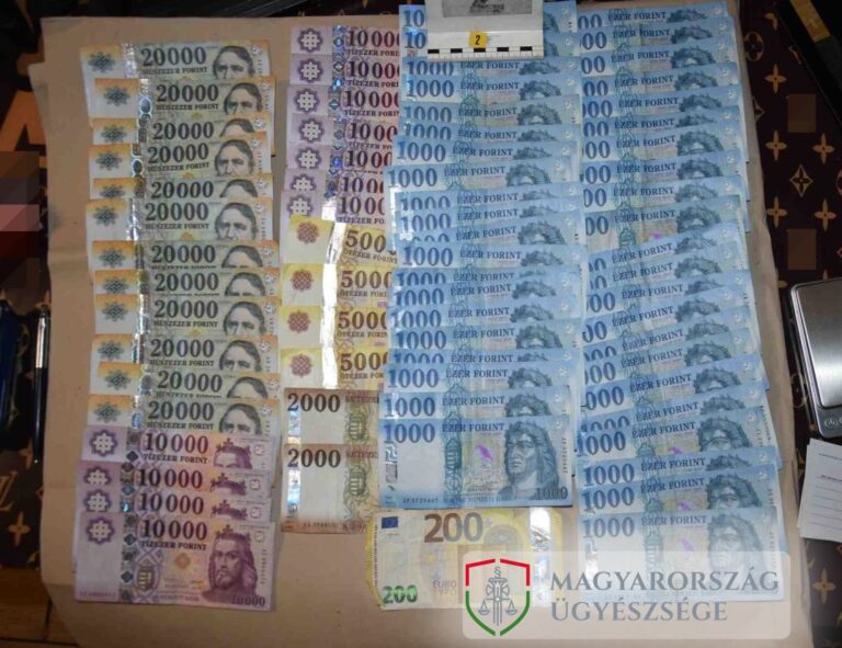 Lakóhelyén értékesítette az „anyagot" az az újszászi díler, akit most letartóztatnak. Rengeteg pénzt is találtak nála Forrás: Szolnok Járási Ügyészség / az ügyben eljáró nyomozóhatóság készítette