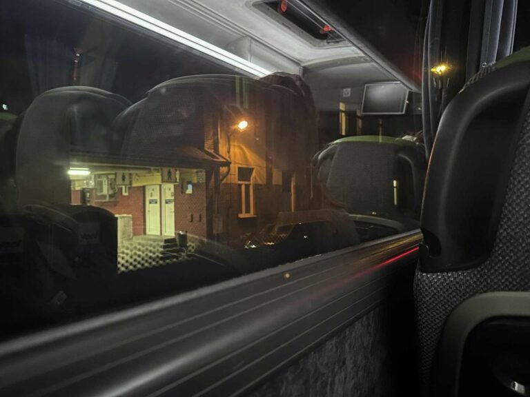 Egy vonatpótló busz érkezett, az utasok az állomáson maradtak. Forrás: Olvasói fotó