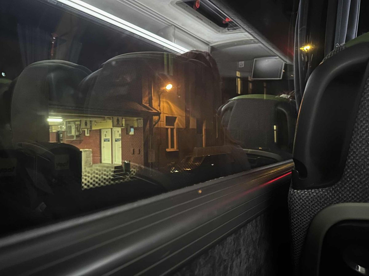 Egy vonatpótló busz érkezett, az utasok az állomáson maradtak. Forrás: Olvasói fotó