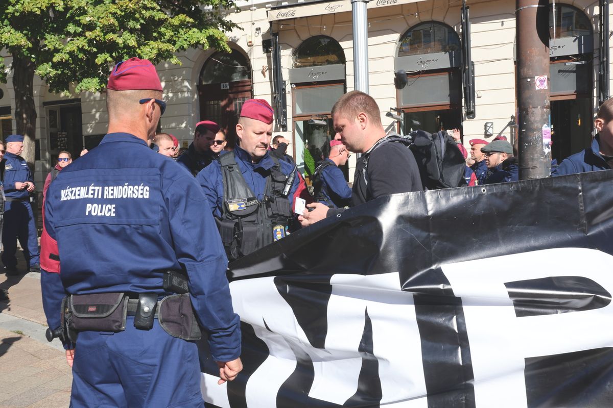 Az ellentüntetőket a rendőrök igazoltatták, a Pécs Pride főszervezőjét most feljelentik. Fotó: Kovács Liliána