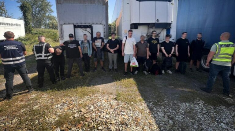 "...a belső-ukrajnai megyékből származó férfiak 11 és 15 ezer euró közötti összeget fizettek..."