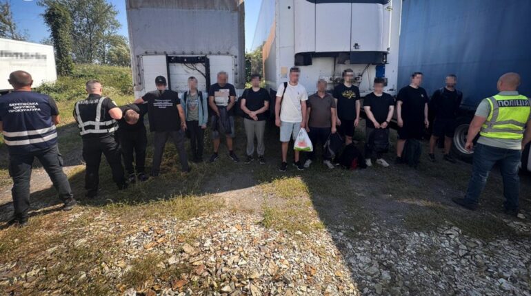 "...a belső-ukrajnai megyékből származó férfiak 11 és 15 ezer euró közötti összeget fizettek..."