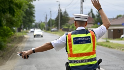 "A 4.500 fős létszámhiány mellett a cikk szerint problémás az utánpótlás minősége is. "