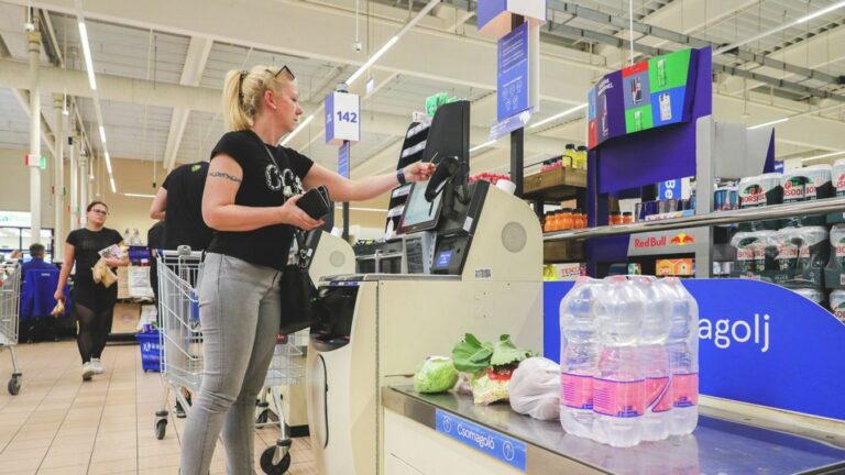 A tízből kettő üzemelt, a kasszáknál hosszú sorok kígyóztak