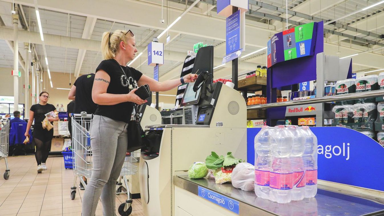 A tízből kettő üzemelt, a kasszáknál hosszú sorok kígyóztak
