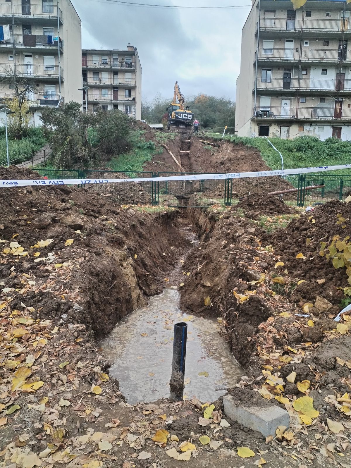 Hétfőn elkezdődtek a helyreállítási munkálatok a salgótarjáni rézsűcsúszás helyszínén Forrás: Klajban János Facebook-oldala