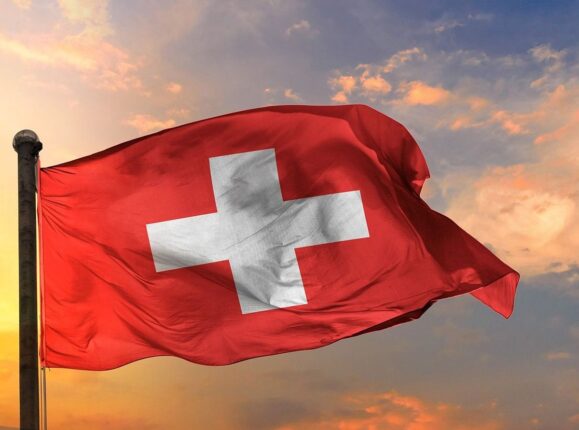 Az elfogadott Fridli-misszió (24.3378) értelmében az S védelmi státuszt ezentúl csak azoknak adják meg, akik utolsó lakóhelye az ukrajnai megszállt vagy harci zónákban volt.