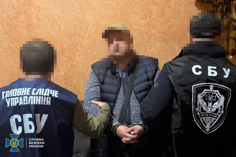 Az SZBU szerint a gyanúsított kapcsolati hálót használt fővárosi kórházakban és katonai hivatalokban