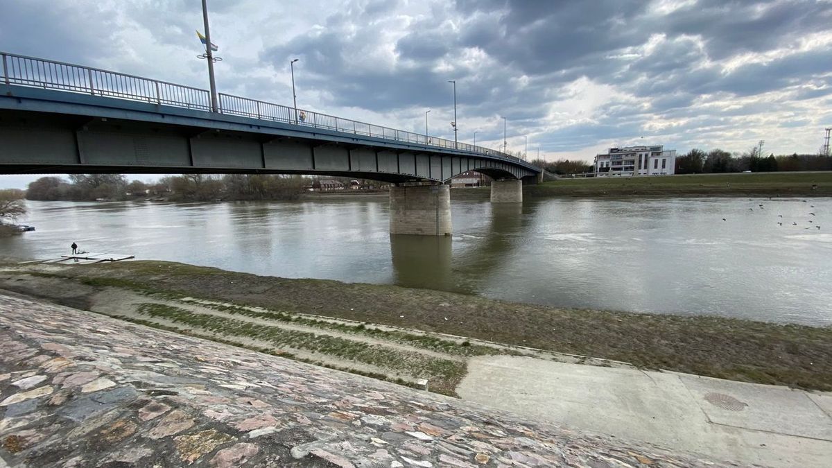 Félpályás útlezárás lesz érvényben a szolnoki Tisza-híd belváros felőli oldalán Forrás: Beküldött fotó