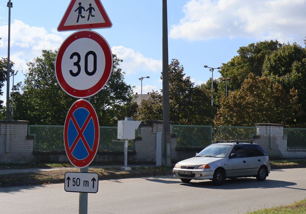 Az egyik trafiboxot az ESZI hátsó bejáratánál helyezték el Fotó: Molnár Gyula