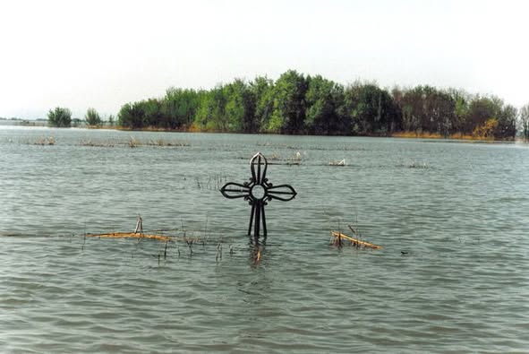 Ismeretlen elkövetők megrongálták a Közép-Tisza-vidéki Vízügyi igazgatóság (Kötivizig) kezelésében lévő Tisza-tavon az Óhalászi-szigeten található emlékművet.