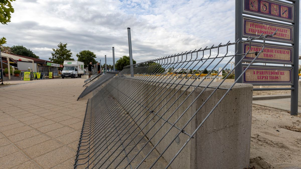 Velence Korzót sokáig csúfította az engedély nélkül épített kerítés. Fotó: S. Töttő Rita / Fejér Megyei Hírlap