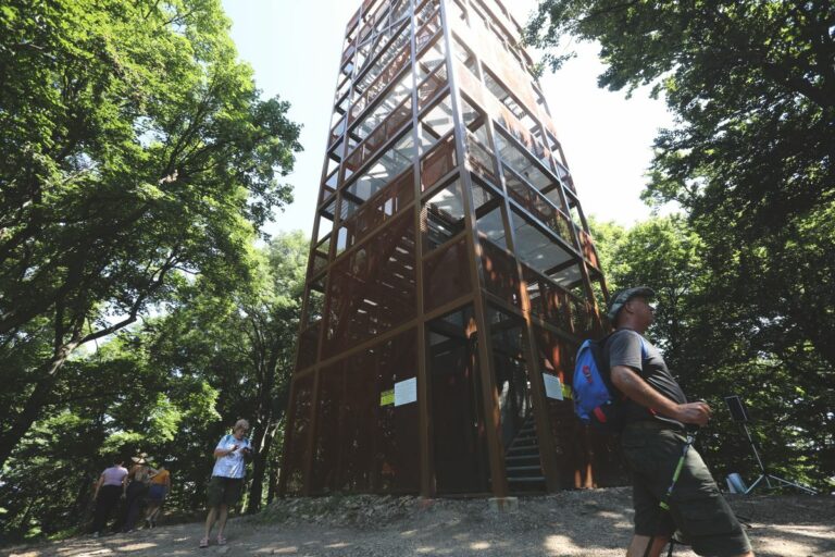 Hatalmas fölénnyel lett 2025-ben a Zengő-kilátó az Év Kilátója! Fotó: Laufer László