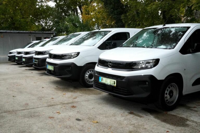 Elektromos autókat kaptak a kórházak Fotó: OKFŐ Facebook