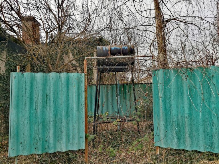 Hordós kerti zuhany az egykori balatoni táborban – már csak az idősebbek emlékeznek az ilyen építményekre Fotó: Yvette Urbex