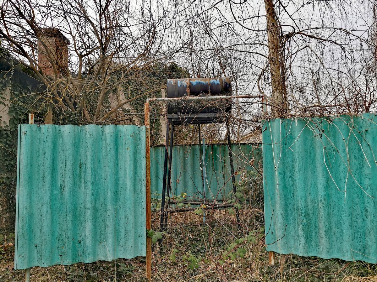 Hordós kerti zuhany az egykori balatoni táborban – már csak az idősebbek emlékeznek az ilyen építményekre Fotó: Yvette Urbex