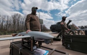 A hadiiparban jelenleg tízezrek dolgoznak, és a stabil exportpiac biztosíthatja, hogy ez a magasan képzett munkaerő ne vándoroljon el.