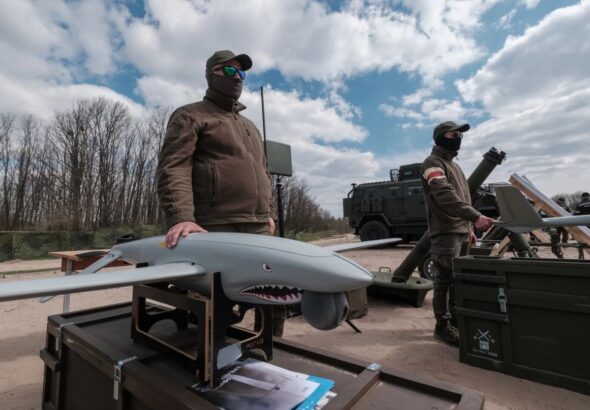 A hadiiparban jelenleg tízezrek dolgoznak, és a stabil exportpiac biztosíthatja, hogy ez a magasan képzett munkaerő ne vándoroljon el.