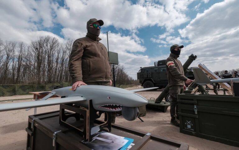 A hadiiparban jelenleg tízezrek dolgoznak, és a stabil exportpiac biztosíthatja, hogy ez a magasan képzett munkaerő ne vándoroljon el.