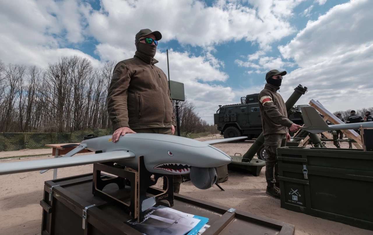 A hadiiparban jelenleg tízezrek dolgoznak, és a stabil exportpiac biztosíthatja, hogy ez a magasan képzett munkaerő ne vándoroljon el.