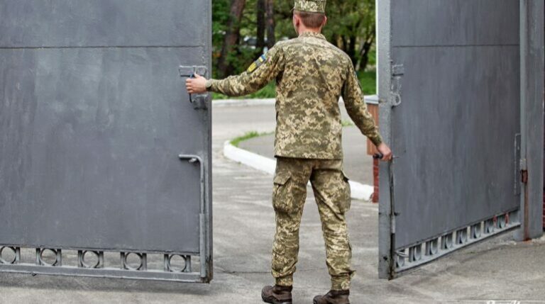 A Beregszászi Járási Toborzóközpont több mint 24 órája tartja fogva a kárpátaljai közösség négy férfitagját, a II. Rákóczi Ferenc Kárpátaljai Egyetem négy diákját