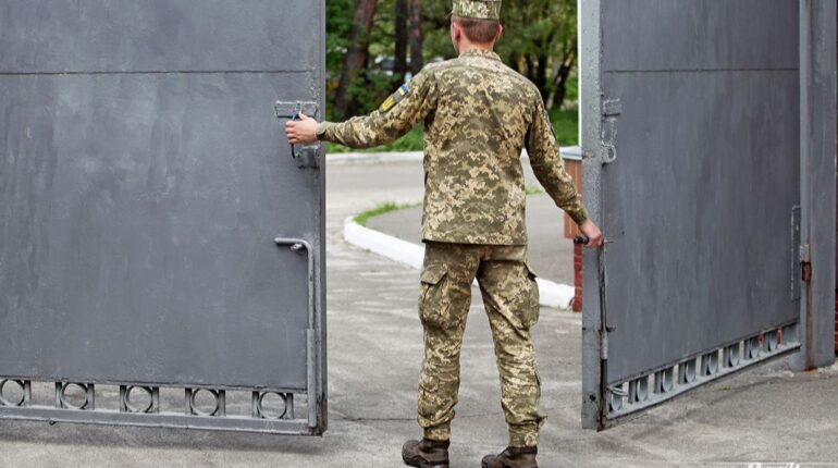A Beregszászi Járási Toborzóközpont több mint 24 órája tartja fogva a kárpátaljai közösség négy férfitagját, a II. Rákóczi Ferenc Kárpátaljai Egyetem négy diákját