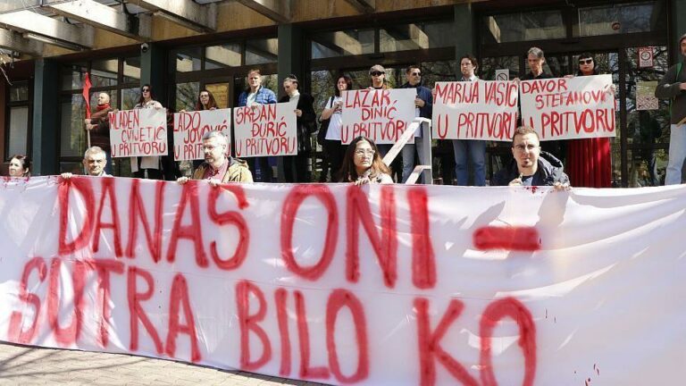 Rádió 021 A vádlottak támogatására szervezett gyűlés az újvidéki bíróság előtt