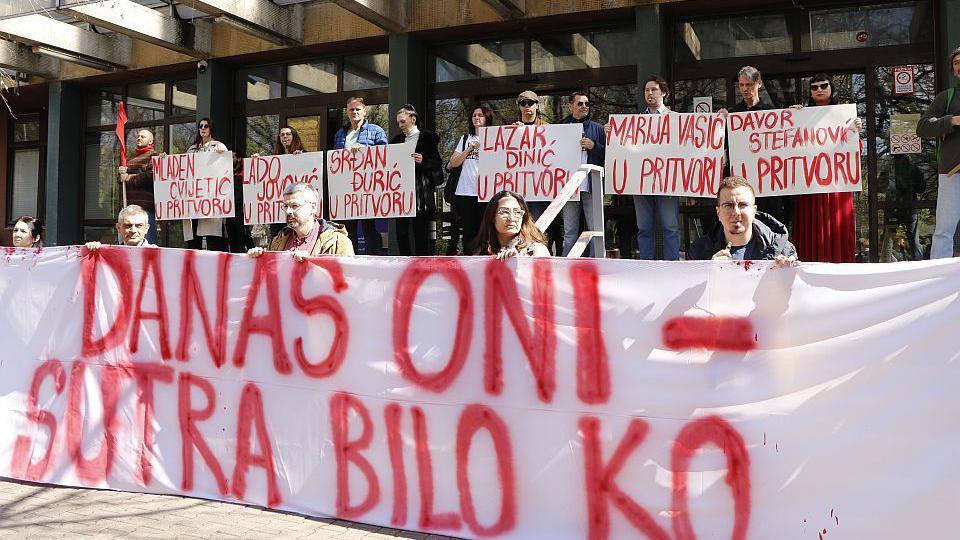 Rádió 021 A vádlottak támogatására szervezett gyűlés az újvidéki bíróság előtt