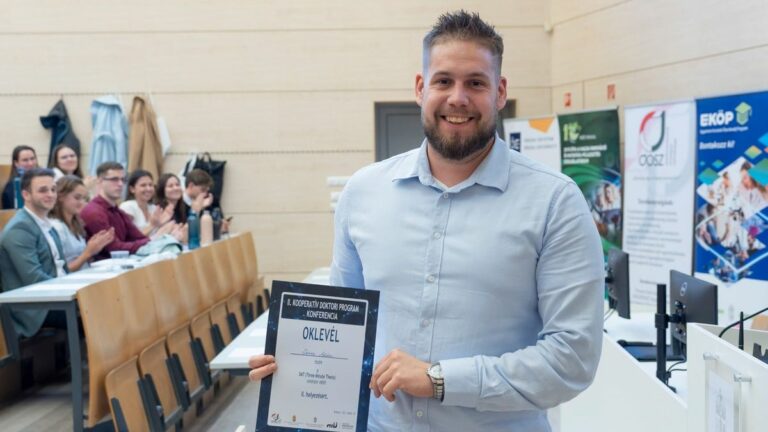Vörös Ádám második helyen végzett a doktoranduszoknak szóló 3MT versenyben egészségtechnológiai témájával. Fotó: Posztos János / Kooperatív Doktori Program Konferencia