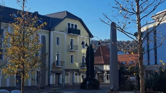 Árnyékot adó belvárosi fásítás